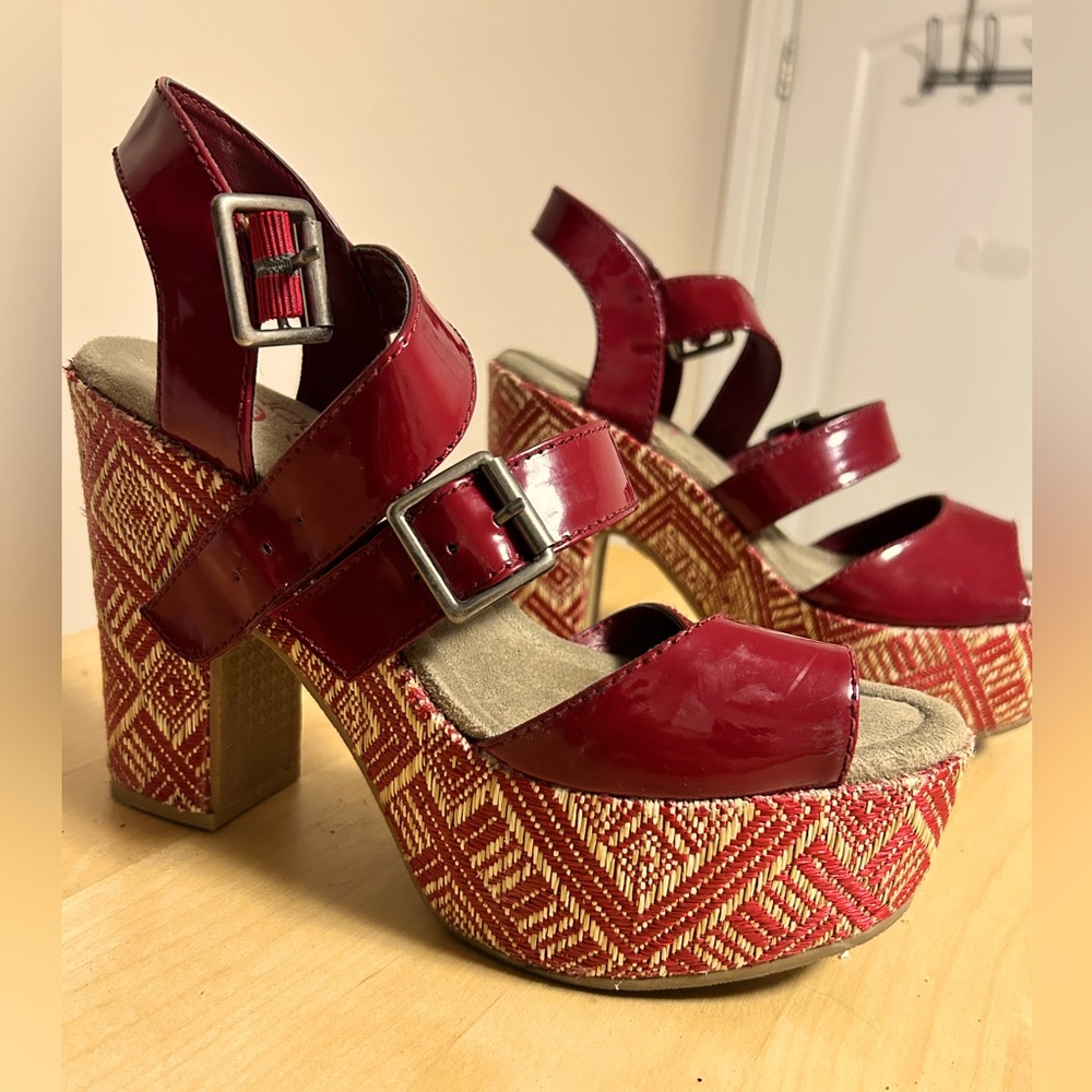 Red sandals detailed heels